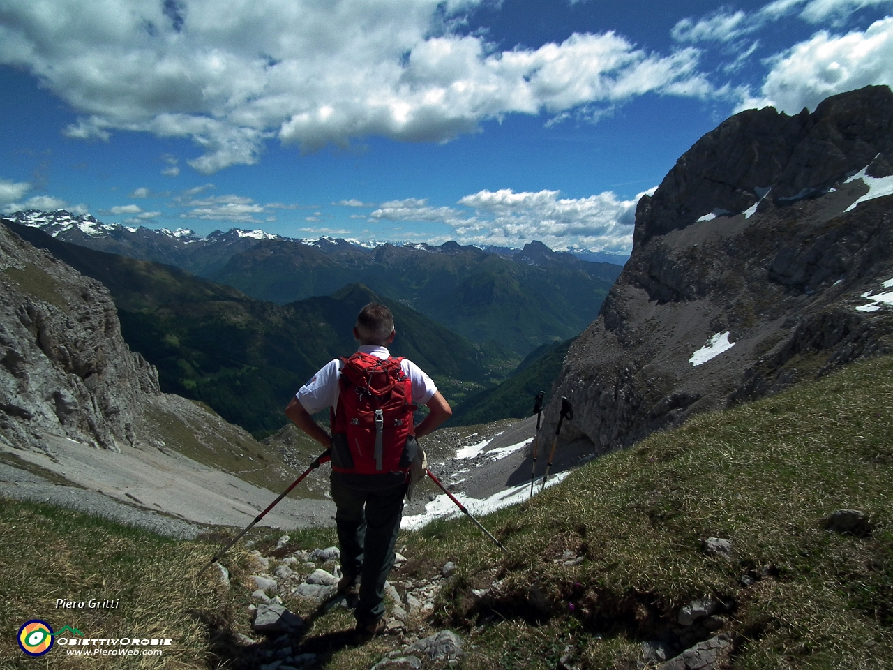 05 Al Passo di Corna Piana con vista verso la Valcanale .JPG